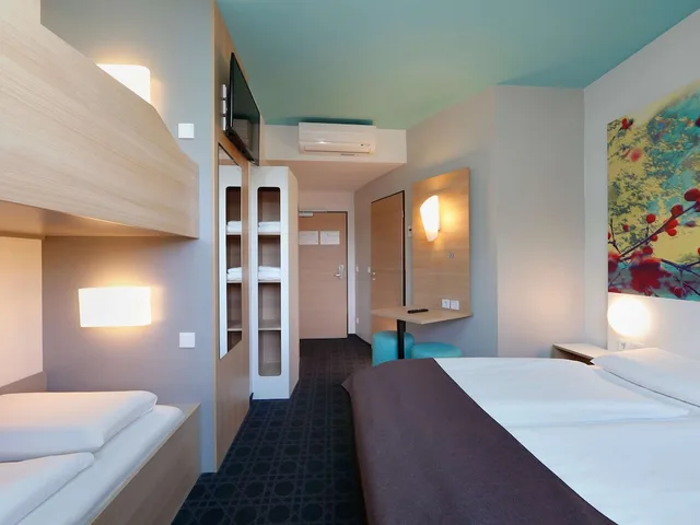 غرفة رباعية بسرير كوين وسرير بطابقين، B&B HOTEL Potsdam 2/7