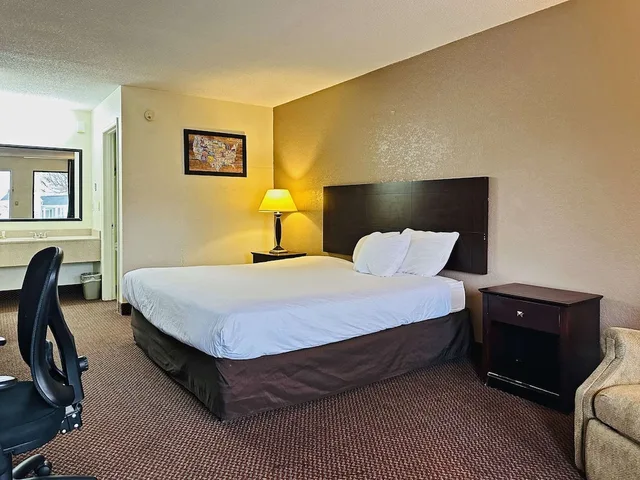 غرفة قياسية بسرير كينج، Econo Lodge Kannapolis - Concord 6/10