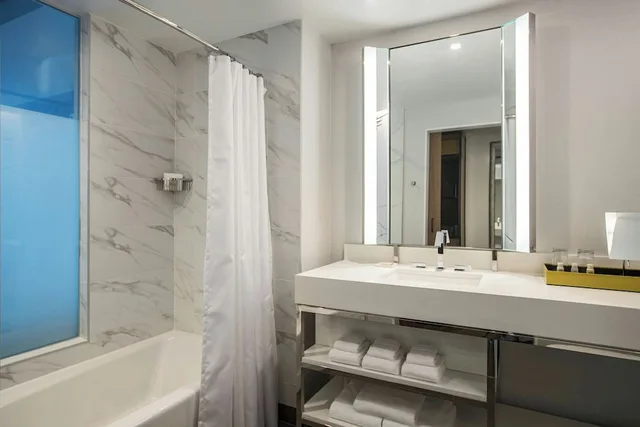غرفة بسرير كينج لذوي الإعاقة، RENAISSANCE ATLANTA AIRPORT GATEWAY HOTEL 2/5
