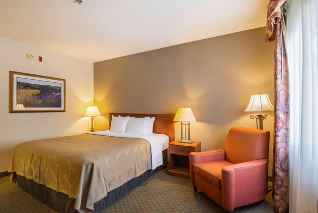 Room, King Bed, Quality Inn Fresno Yosemite Airport 1/4