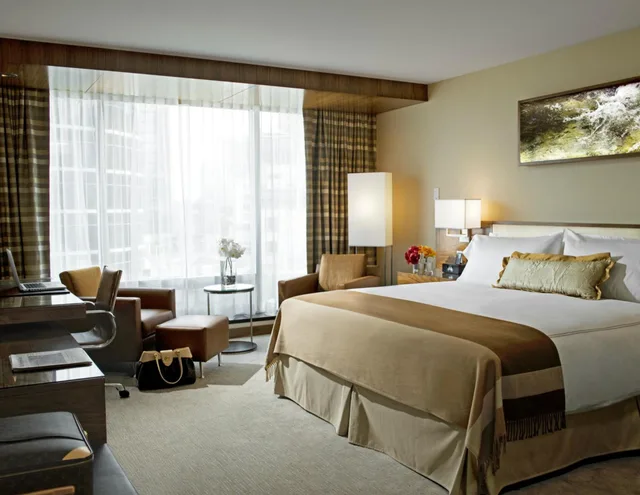 Fairmont Gold, King Bed, Harbour and Mountain View، Fairmont Pacific Rim 8/10