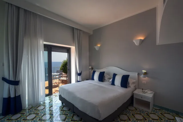غرفة ديلوكس بسرير كينج بإطلالة على البحر، Miramalfi Hotel 4/7