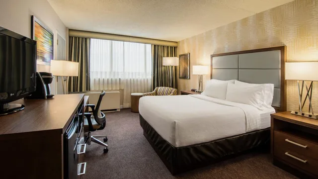 1 Bedroom, Suite, King Bed, City View, Holiday Inn Winnipeg South 2/3