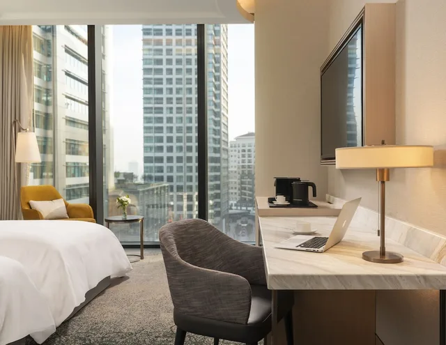 Club, Premier, Twin Beds, Square View، Address Istanbul Hotel 2/3