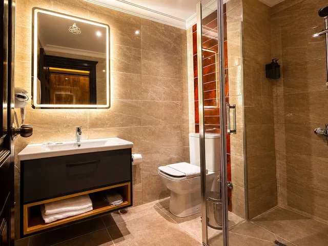 غرفة جونيور بسرير كينج بإطلالة على الحديقة بشرفة، Hotel Aslan Istanbul 4/4