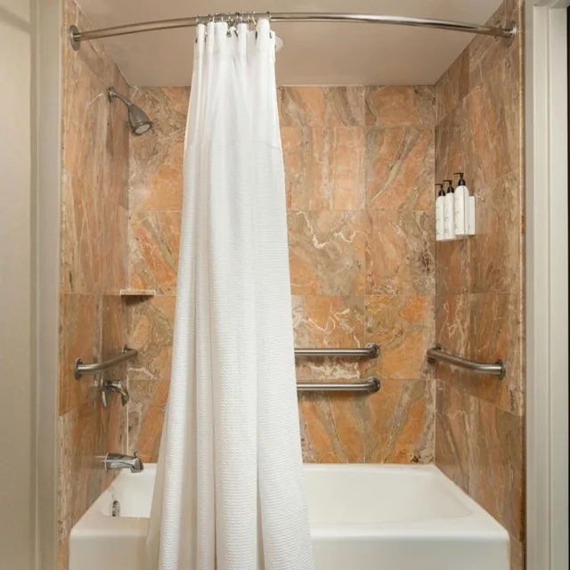 جناح بسريرين كوين مع سرير سحّاب إضافي مع أريكة لذوي الإعاقة، Springhill Suites Tampa Westshore Airport 2/3