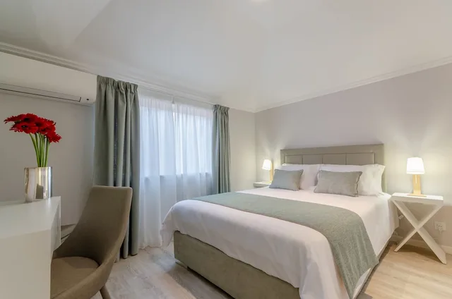 Standard, Queen Bed, View Belem Suites 4/5
