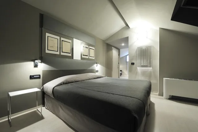 جناح جونيور، Art Hotel Boston 2/2