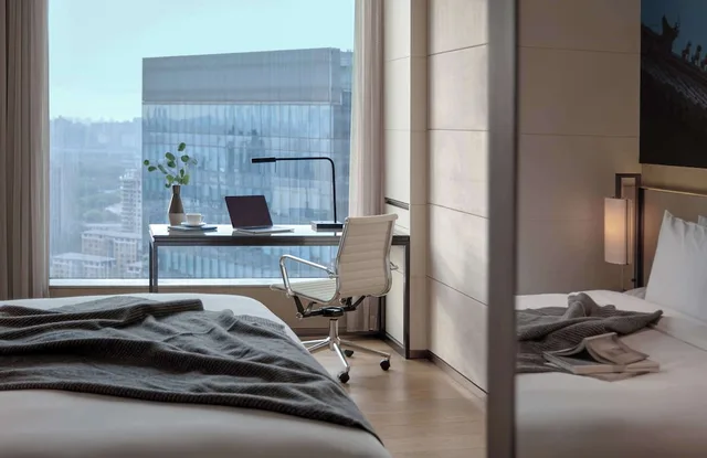 Upstairs, King Bed, Urban View، East Beijing Hotel 2/4