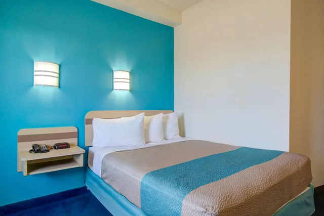 غرفة بسرير كوين لذوي الإعاقة، Motel6 Grande Prairie, AB 1/4