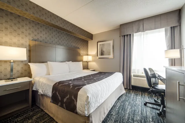جناح بسرير كوين مع أريكة، Monte Carlo Inn Brampton Suites 1/1