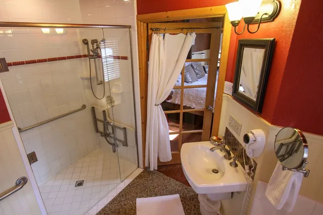 Cedar, Suite, King Bed، Elliott House Bed and Breakfast 2/2