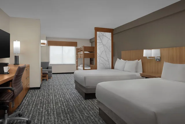 غرفة بسريرين كوين مع أريكة في طابق مرتفع، Hyatt Place Orlando/Lake Buena Vista 3/7
