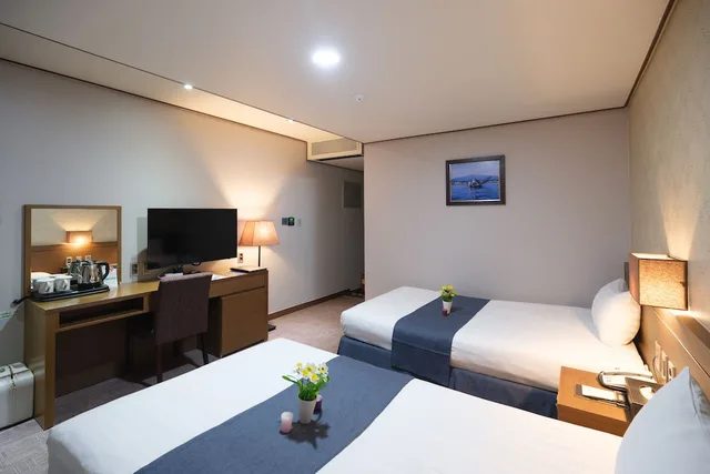 غرفة قياسية بسريرين منفصلين بإطلالة على الجبل، Benikea Hotel Jeju 2/3