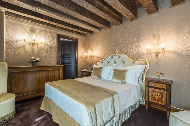 غرفة كلاسيكية بسرير كوين، Nani Mocenigo Palace 5/6