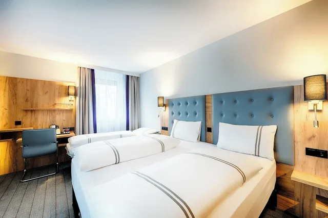 غرفة قياسية ثلاثية بسرير مزدوج وسرير فردي، Premier Inn Lindau Hotel 2/2