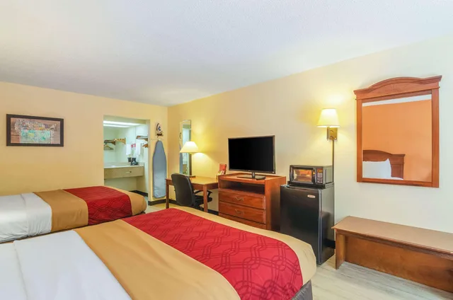 غرفة بسريرين كوين، Econo Lodge Inn & Suites Gulfport Airport 1/4