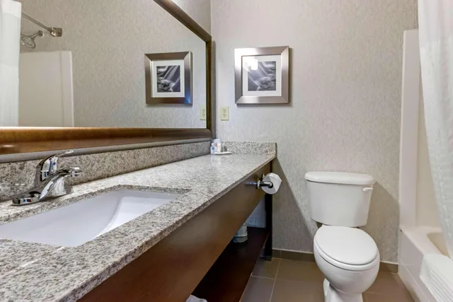 جناح بسريرين كوين، Comfort Inn and Suites Market Airport 2/2