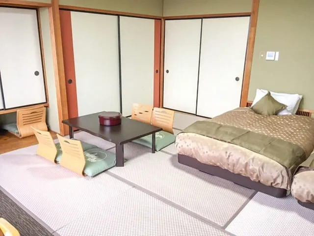 غرفة يابانية تقليدية بسريرين منفصلين وفرشتي فوتون بأرضية تاتامي، LiVEMAX Resort Kaga-Yamashiro 2/2