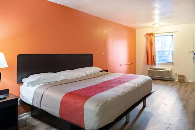 غرفة ديلوكس بسرير كينج للمدخنين، Motel6 Portsmouth, VA 2/10
