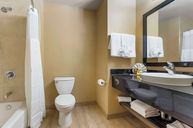غرفة قياسية بسريرين كوين بمطبخ صغير، Best Western Plus Oceanside Palms 3/3