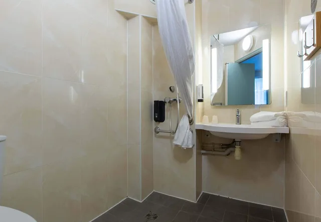 غرفة بسرير مزدوج لذوي الإعاقة، B&B Hotel Chateauroux Deols 4/4