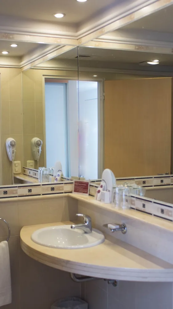 Premium, Double Bed, Maran Suites And Towers 3/3
