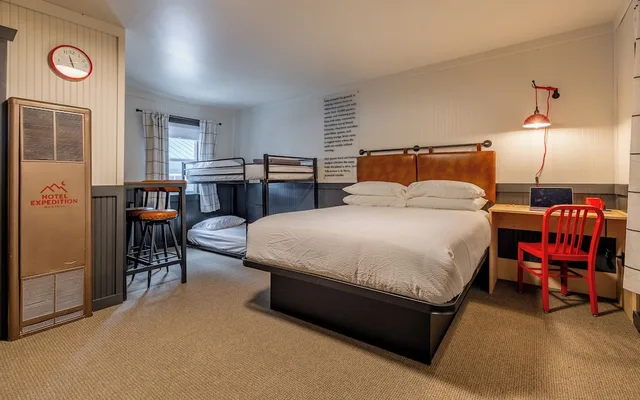 غرفة بريميوم بسرير كوين وسريرين منفصلين، THE RED LODGE INN 1/2