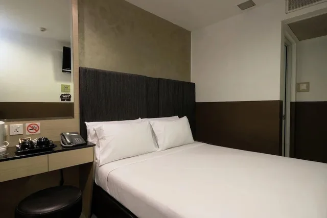 Classic, Queen Bed, No Window, The Snooze Hotel Bugis 1/7