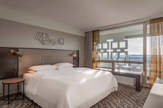 جناح سوبيريور بسرير كينج مع أريكة، Four Points by Sheraton Munich Arabellapark 2/10
