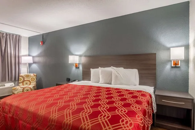 Room, King Bed, Econo Lodge East Ridge 2/4