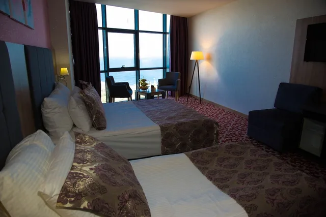 غرفة سوبيريور ثلاثية بسرير مزدوج وسرير فردي، Euphoria Batumi Convention And Casino Hotel 1/3
