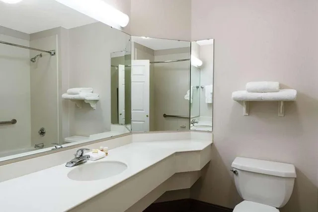 غرفة تنفيذية بسرير كينج، La Quinta Inn Suites Pueblo 5/6