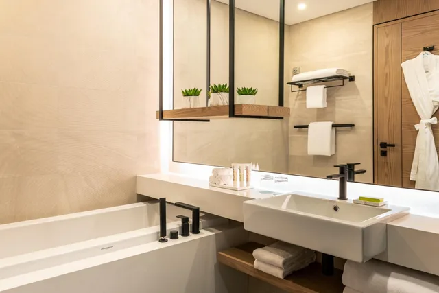 Royal, Club, Guest Room, King Bed, Jbr View, Executive Lounge Access، Le Royal Meridien Beach Resort & Spa 3/4
