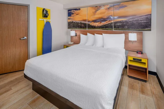غرفة قياسية بسرير كوين، Days Inn and Suites by Wyndham Greeley 1/5