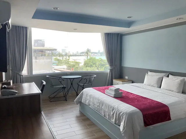 Deluxe, Double Bed, Lateral Side Sea View، The Beach Front Resort Pattaya 3/8