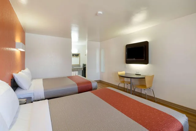 غرفة بسريرين كوين لذوي الإعاقة، Motel6 Claremont, CA 4/8