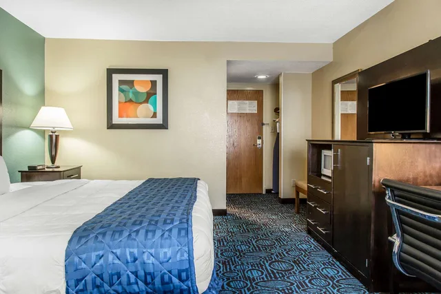 غرفة بسرير كينج لذوي الإعاقة، Regency Inn and Suites New London – Mystic 2/3