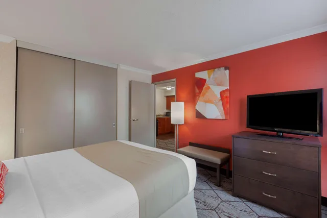 Suite, King Bed, Sofa, High Floor, Best Western Plus Rose City Suites 4/10