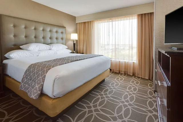 جناح بسرير كينج بغرفتين مع أريكة بحوض استحمام في طابق مرتفع لذوي الإعاقة، Drury Inn & Suites Dallas Frisco 1/3