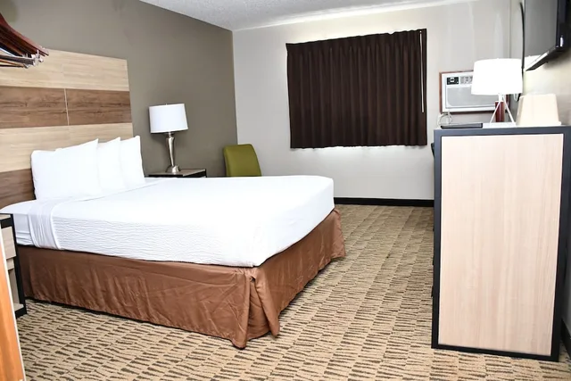 Room, Queen Bed, Accessible, Baymont Inn and Suites by Wyndham Platteville 3/10