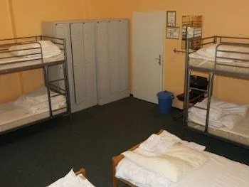 غرفة بستة أسرّة بحمام مشترك، HappyGoLucky Hotel + Hostel 1/2