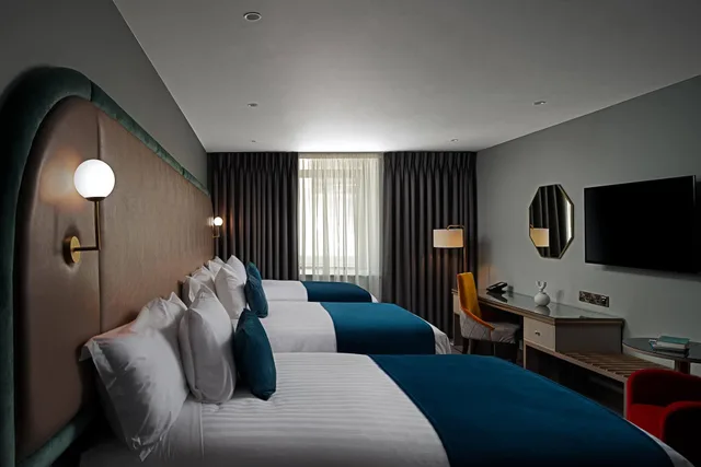 غرفة ثلاثية، The Savoy Hotel 1/2