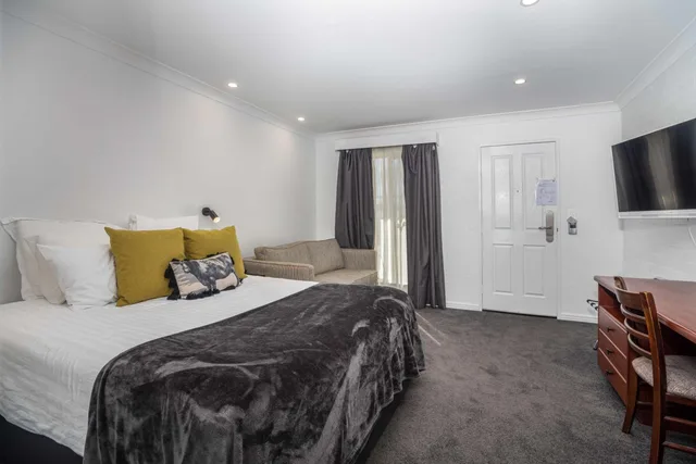 غرفة قياسية بسرير مزدوج، TOWN SQUARE MOTEL 1/10