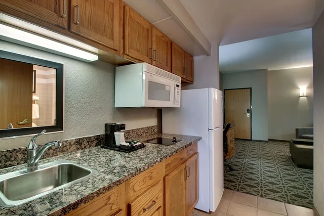جناح بسريرين كوين بغرفتين مع أريكة بمطبخ، Drury Inn and Suites Albuquerque North 4/5
