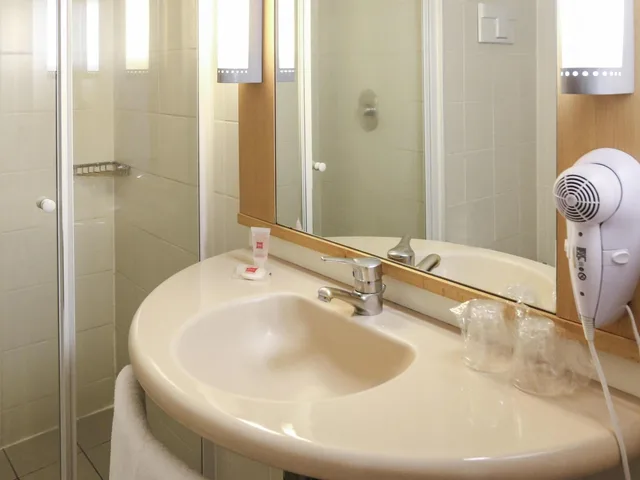 Standard, 1 Double and 1 Single Bed, with Child Extra Bed، Ibis Buenos Aires Congreso 7/8
