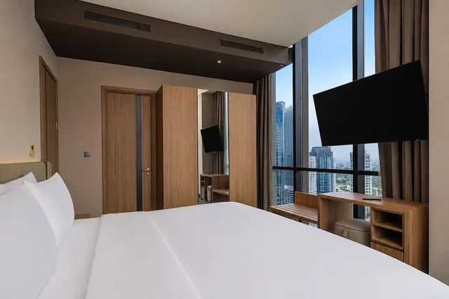 جناح غراند بسرير كينج وسرير فردي بغرفتي نوم، Mangkuluhur Residences by Lorin 1/4