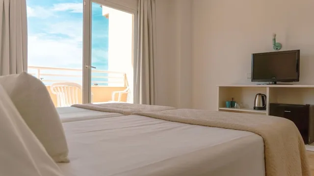 غرفة بسريرين منفصلين بشرفة، Rosamar Ibiza Hotel 2/5
