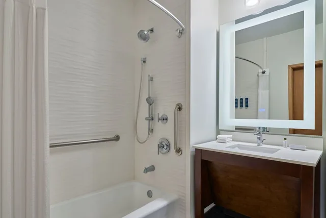 Design, King Bed, Accessible، FOUR POINTS BY SHERATON HOUSTON INTERCONTINENTAL AIRPORT 2/3