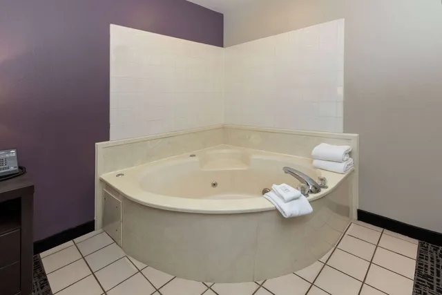 Room, King Bed, Jetted Tub, La Quinta Inn & Suites by Wyndham Rockwall 6/9